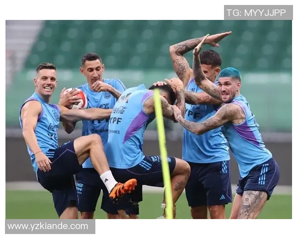 足球球星奔跑的魅力与速度揭秘：从场上闪耀到日常训练的运动力学分析